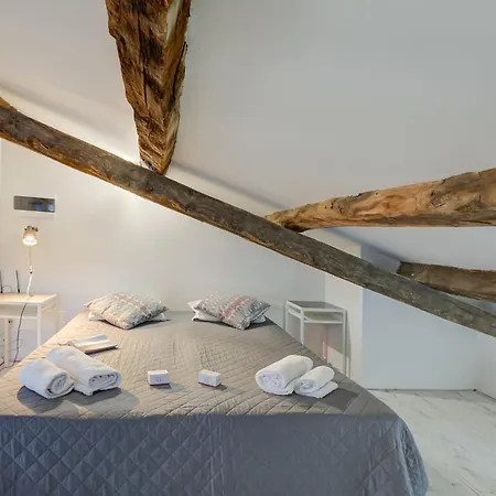 In Bocca Al Lupo With Shared Pool - Happy * Clavesana