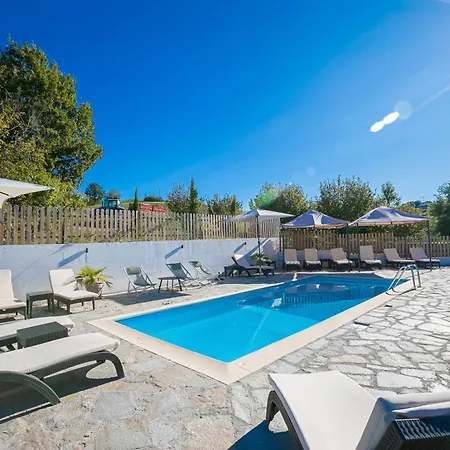 In Bocca Al Lupo With Shared Pool - Happy Apartment Clavesana