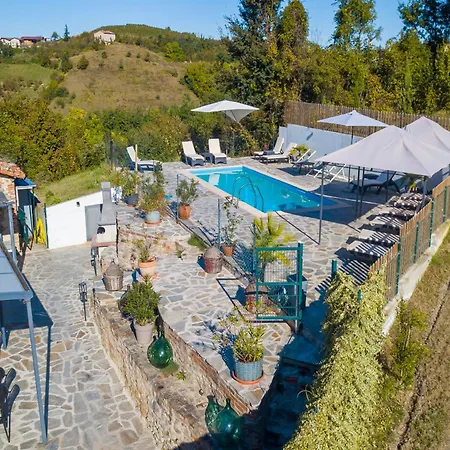 In Bocca Al Lupo With Shared Pool - Happy * Clavesana