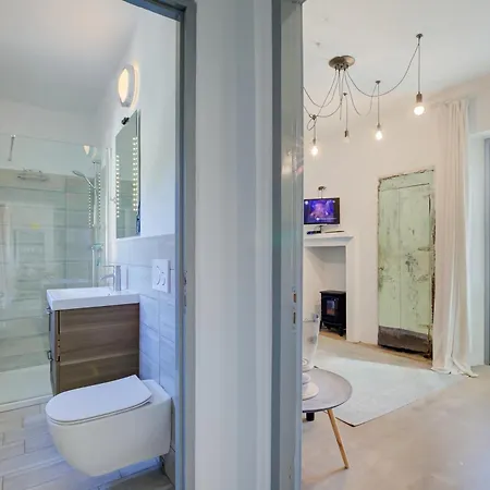In Bocca Al Lupo With Shared Pool - Happy Apartment