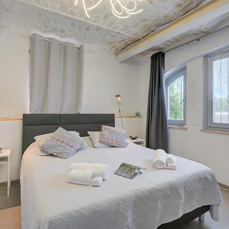 In Bocca Al Lupo With Shared Pool - Happy Apartment *