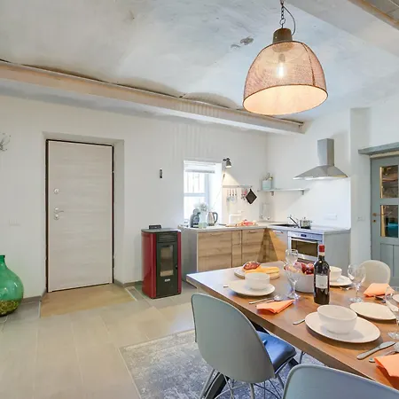 In Bocca Al Lupo With Shared Pool - Happy Apartment