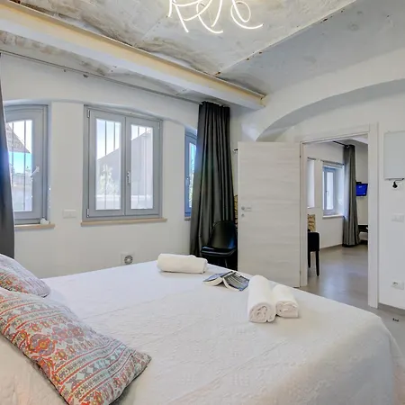 In Bocca Al Lupo With Shared Pool - Happy Apartment