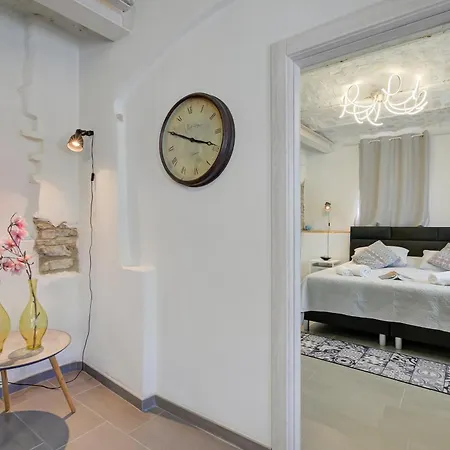 In Bocca Al Lupo With Shared Pool - Happy * Clavesana
