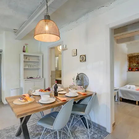 In Bocca Al Lupo With Shared Pool - Happy * Clavesana